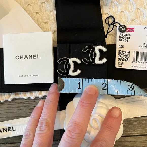 ❌SOLD❌CHANEL 23C Black & White XLarge CC logo stud earrings NEW w/TAGS & RECEIPT - Picture 12 of 13